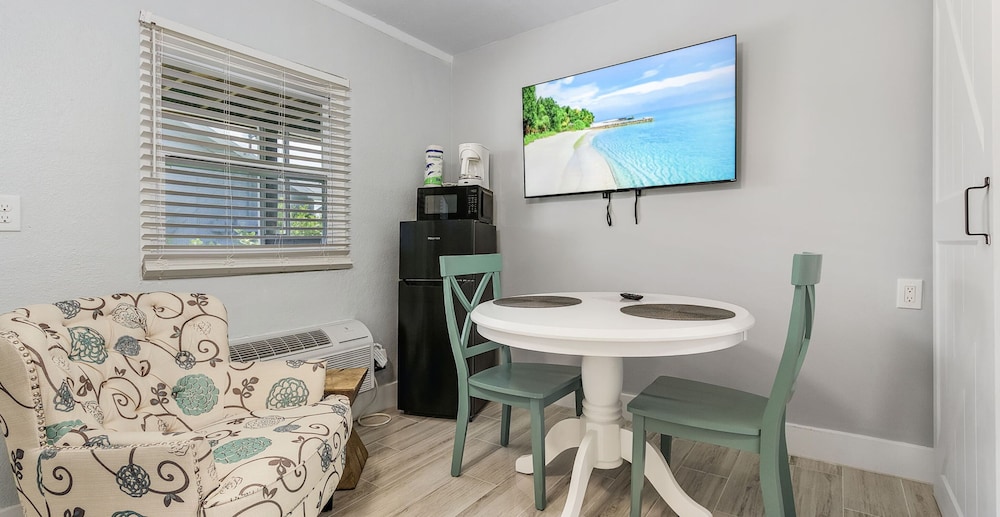 Single Room, 1 Queen Bed, Bay View (Waterview Patio)