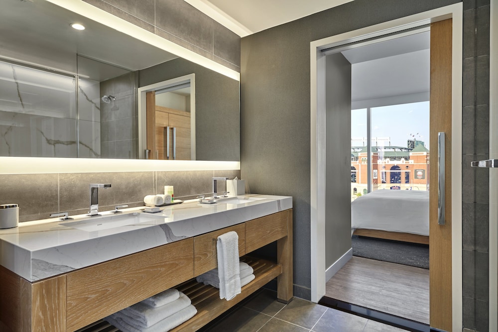 Superior Suite, Corner - Photo 6
