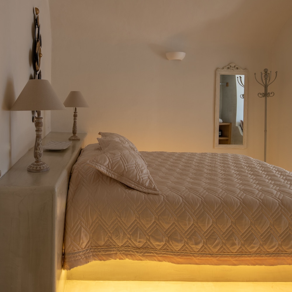 Deluxe Room, Hot Tub (Cave, Caldera View)