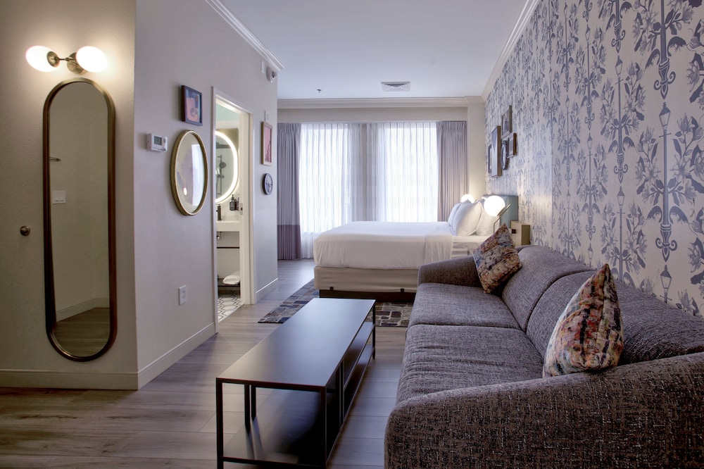 Premium Room, 1 King Bed photo 1