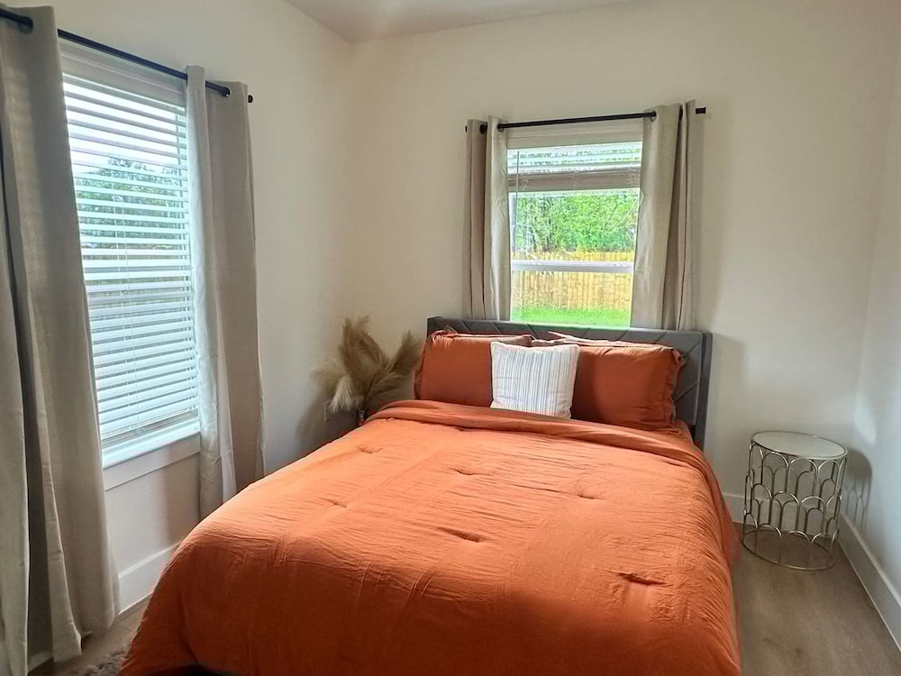 Cozy 3br Retreat With Yard, Billede 8