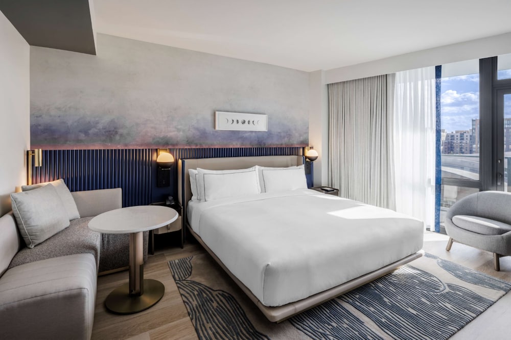 Room, 1 King Bed, Balcony (Hearing) - Photo 4