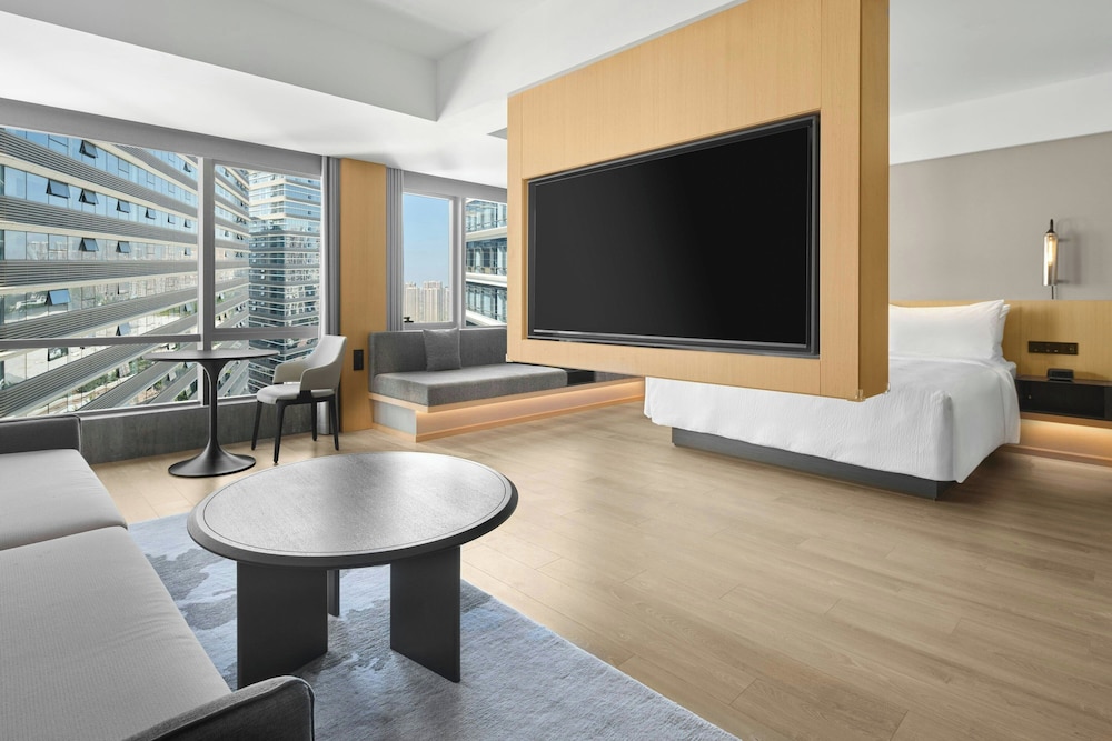 Executive Room, 1 King Bed, City View