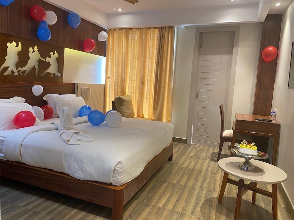 Premium Room with Balcony - Photo 7