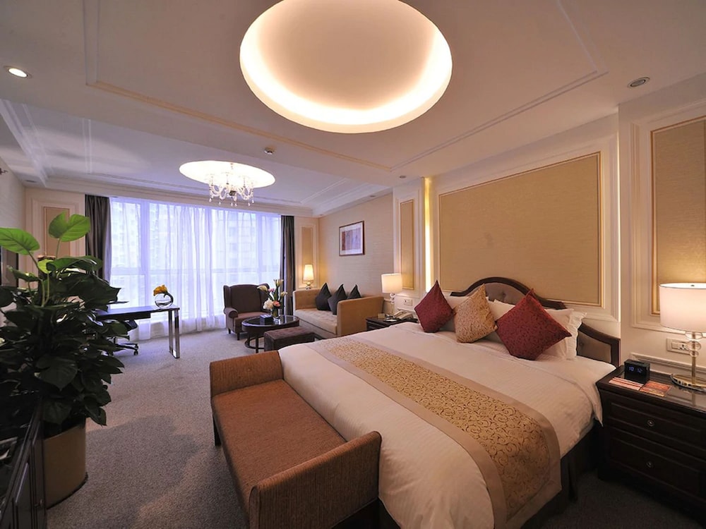 Executive Room thumbnail 5
