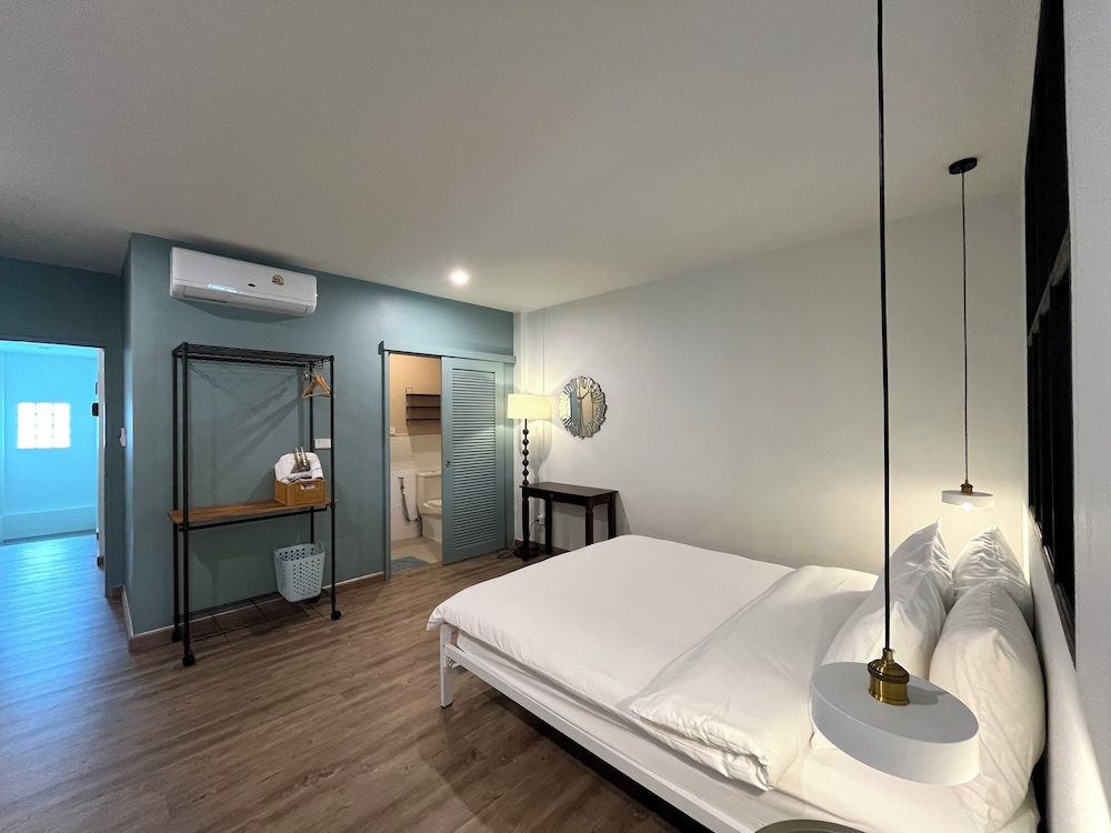 Deluxe Quadruple Room, 2 Queen Beds, Annex Building photo 1