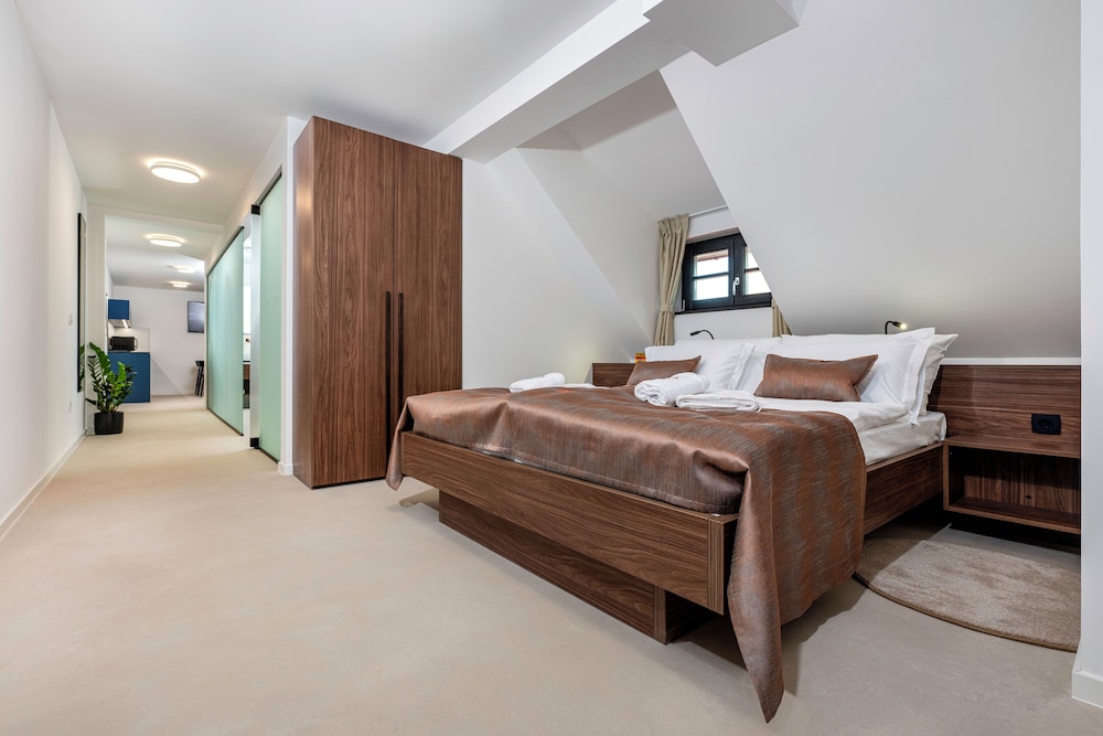 Deluxe Studio Suite