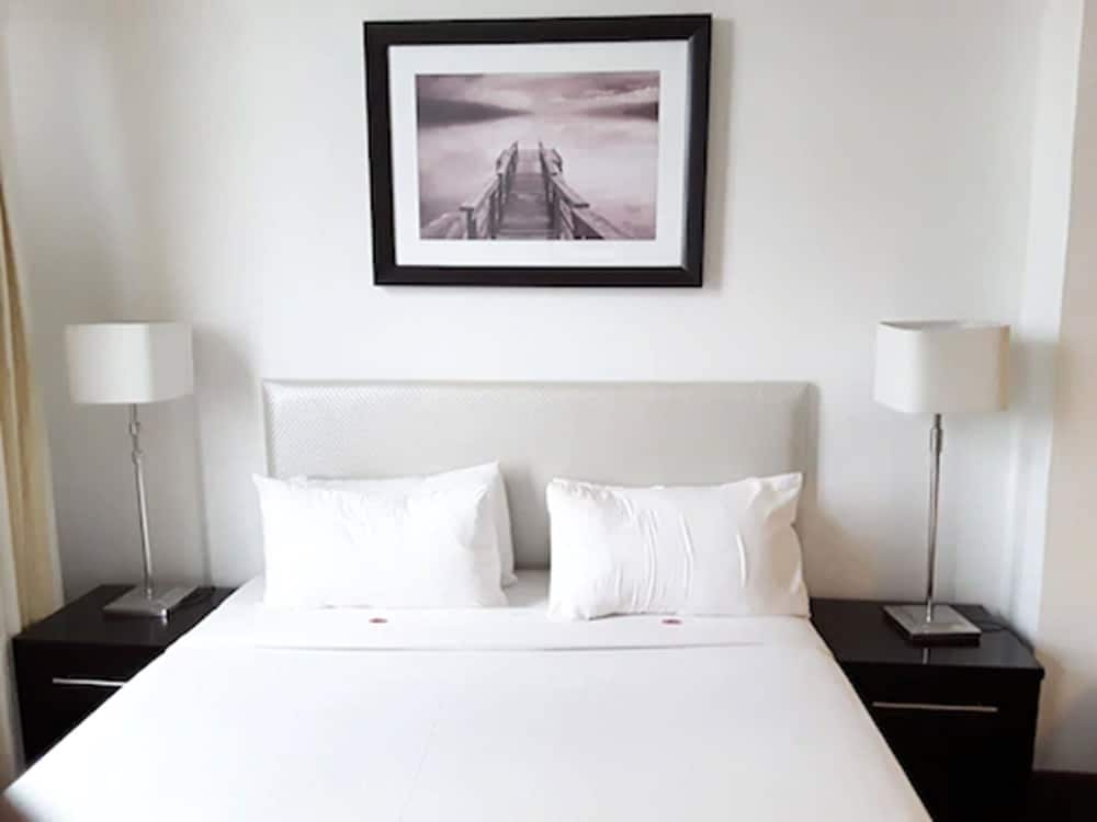 Room, 1 Queen Bed, Partial Sea View photo 1