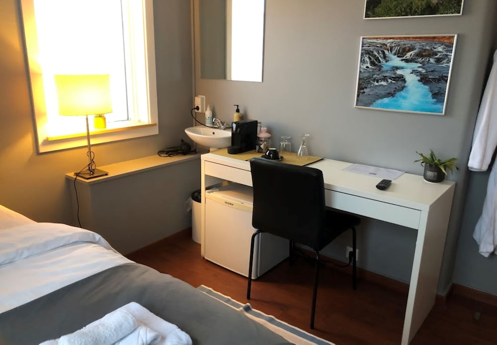 Basic Single Room, Shared Bathroom photo 2
