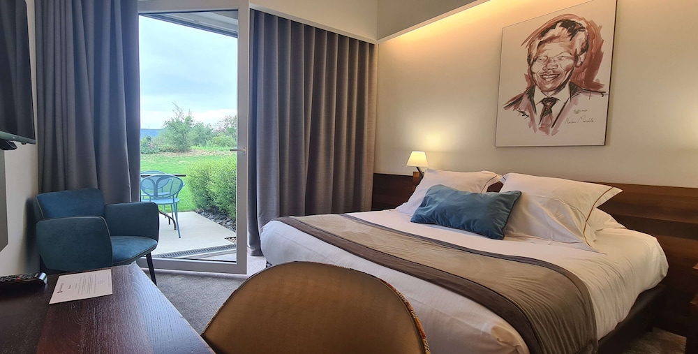 Deluxe Room, 1 Queen Bed, Non Smoking, Balcony (Converts to 2 Twin Beds) - Photo 3