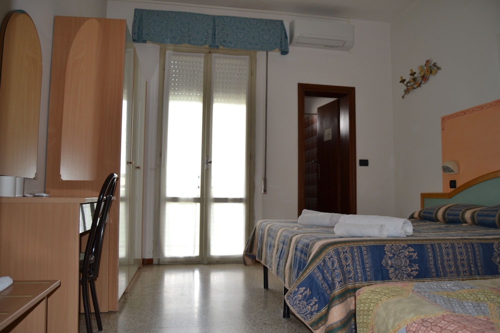 Basic Triple Room photo 1