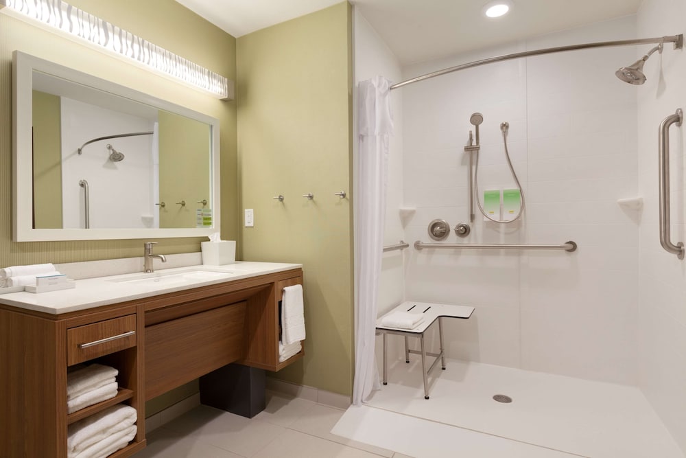 Suite, 1 King Bed, Accessible (Roll In Shower) photo 2