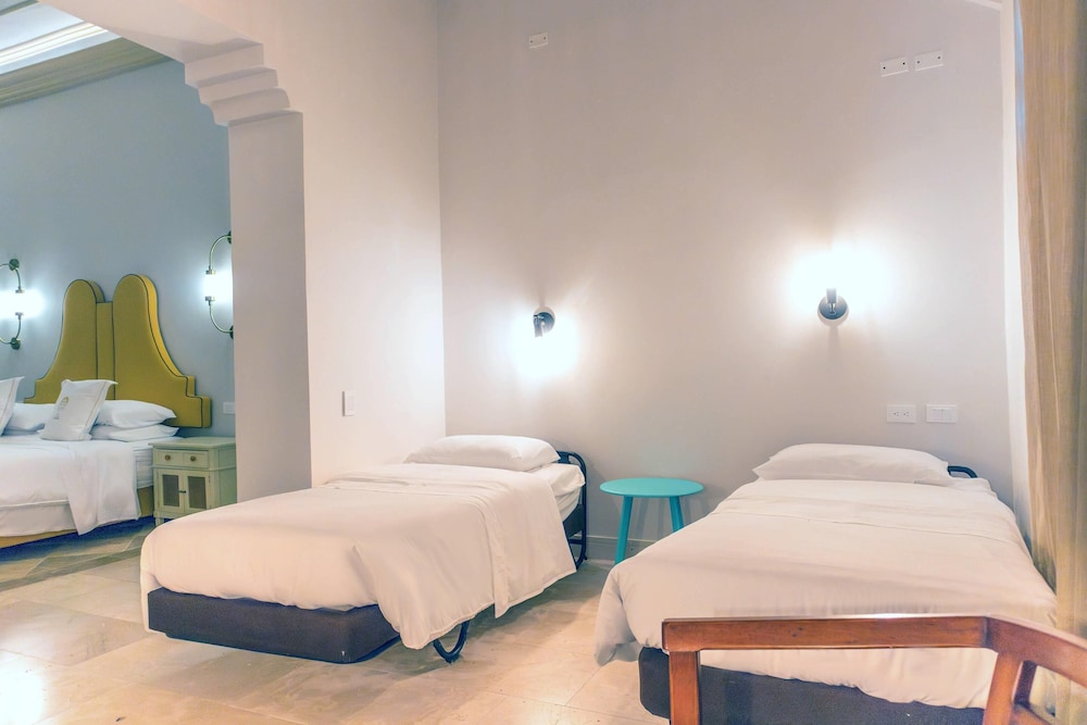 Room, Multiple Beds, Non Smoking - Photo 8