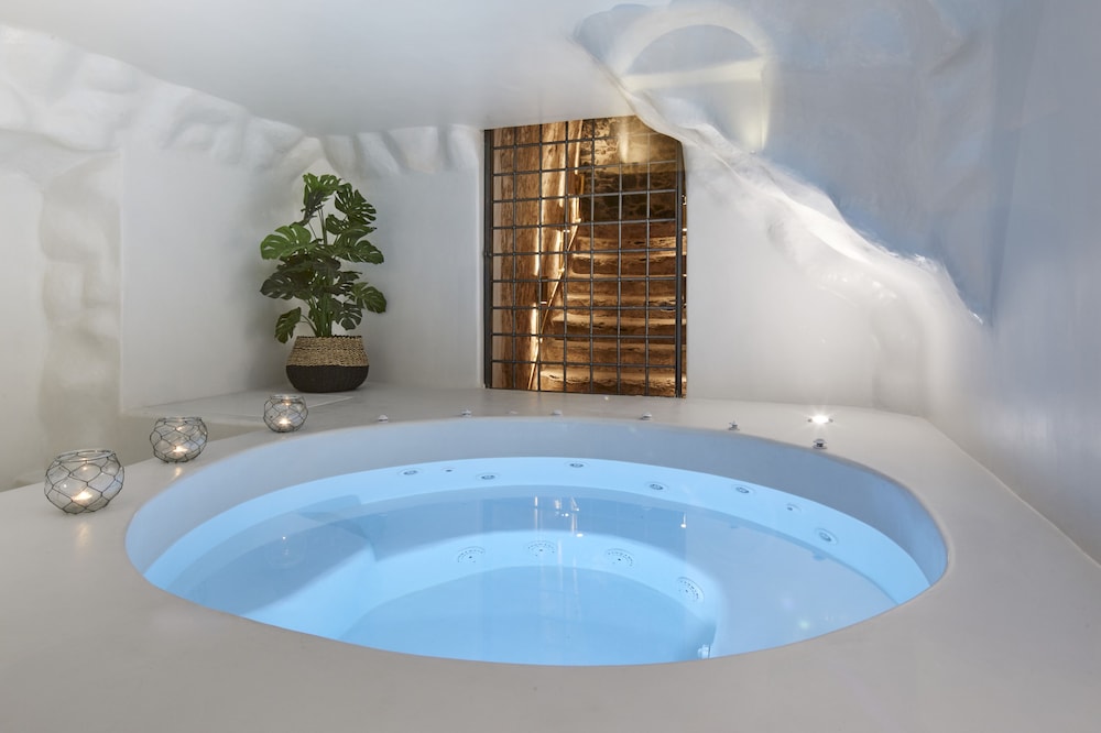 Deluxe Queen Suite with indoor Hot Tub - Photo 21