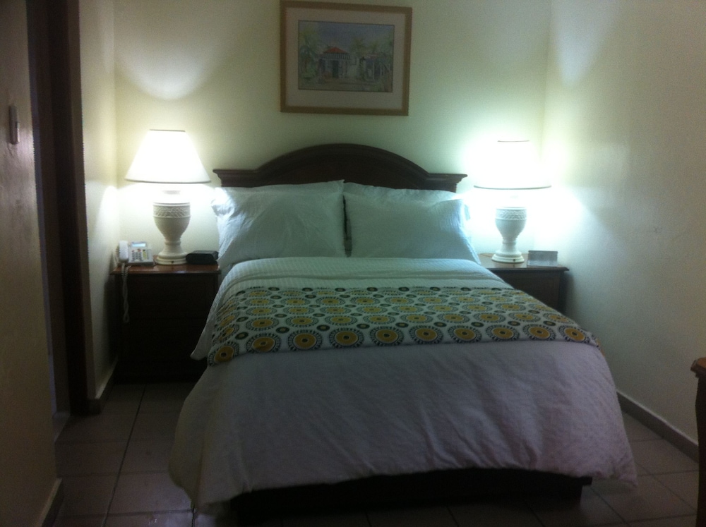 Standard Room, 1 Queen Bed photo 2