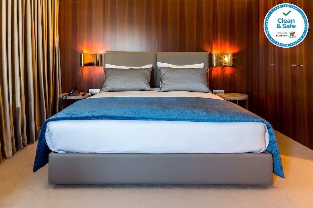 Queen Room, Jetted Tub photo 2