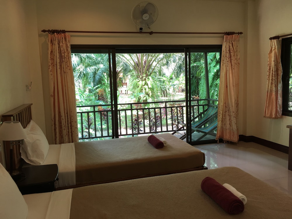 Twin Fan Bungalow with Garden View