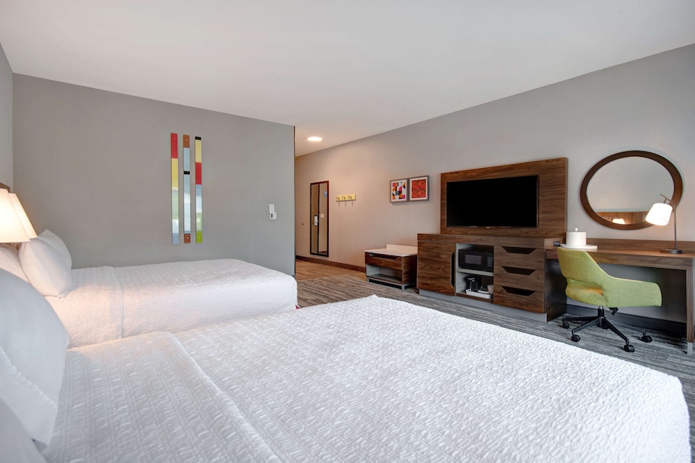 Room, 2 Queen Beds, Refrigerator & Microwave - Photo 3