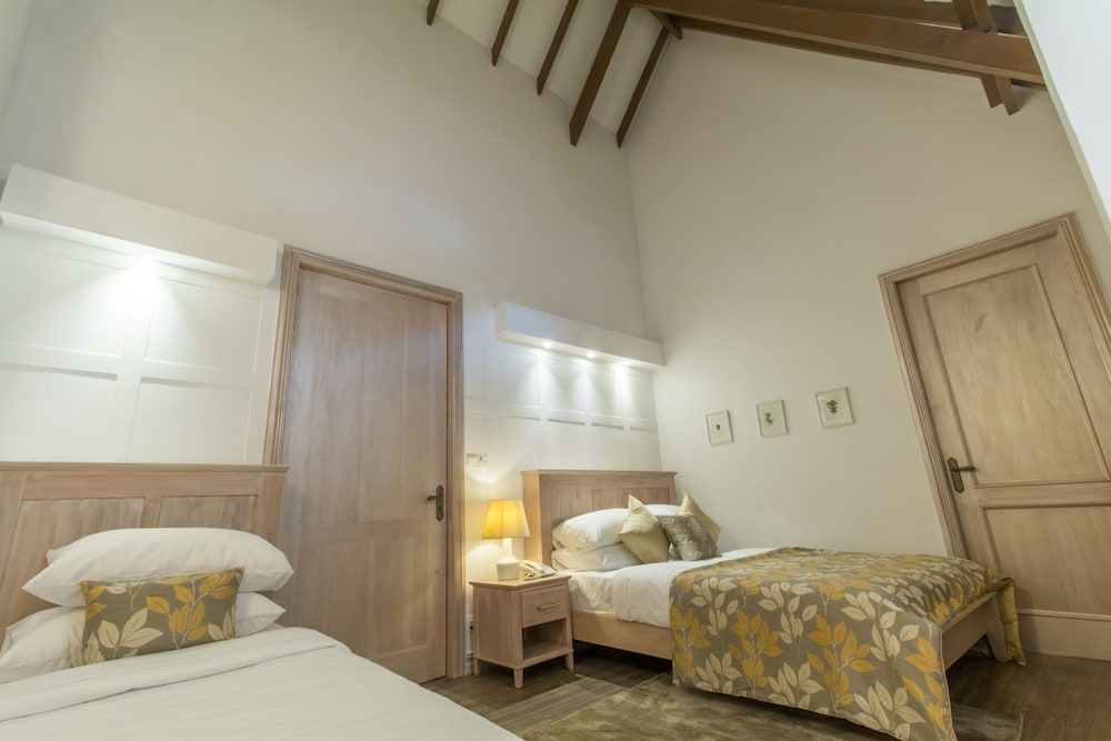 Attic Grand Deluxe Suite, Jacuzzi Triple bed