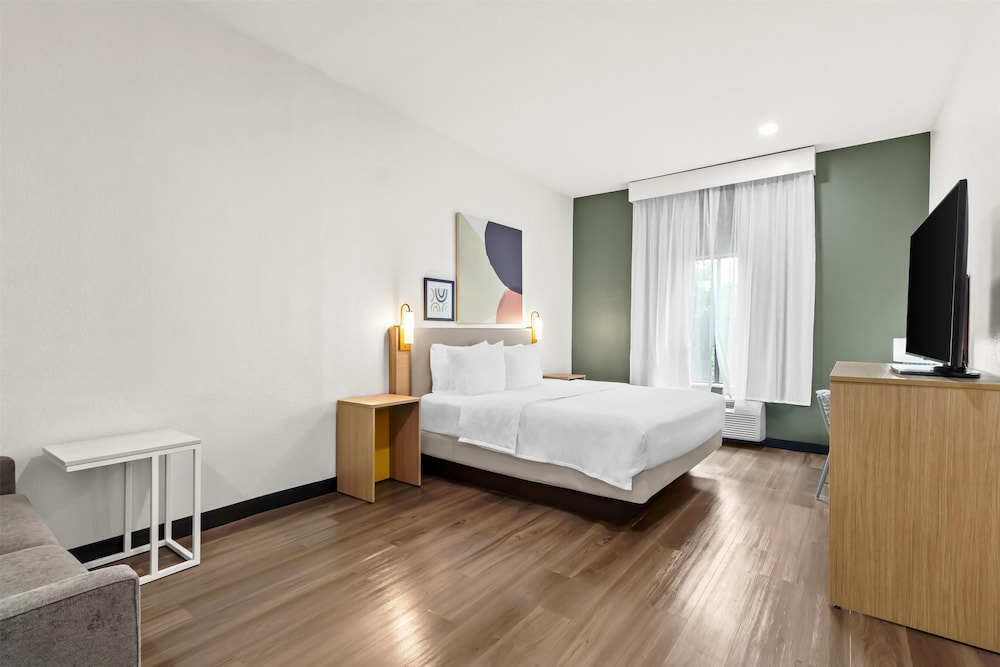 Room, 1 King Bed - Photo 3
