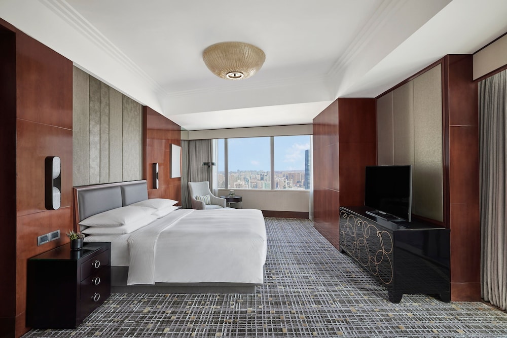 Room, 1 King Bed, Corner photo 3