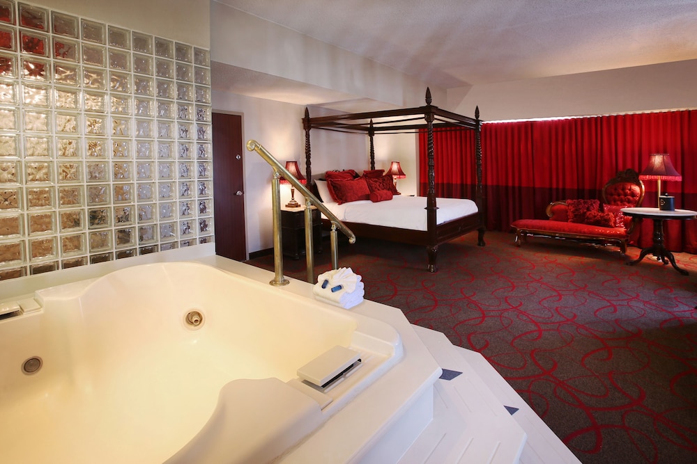 Honeymoon Suite - Photo 1
