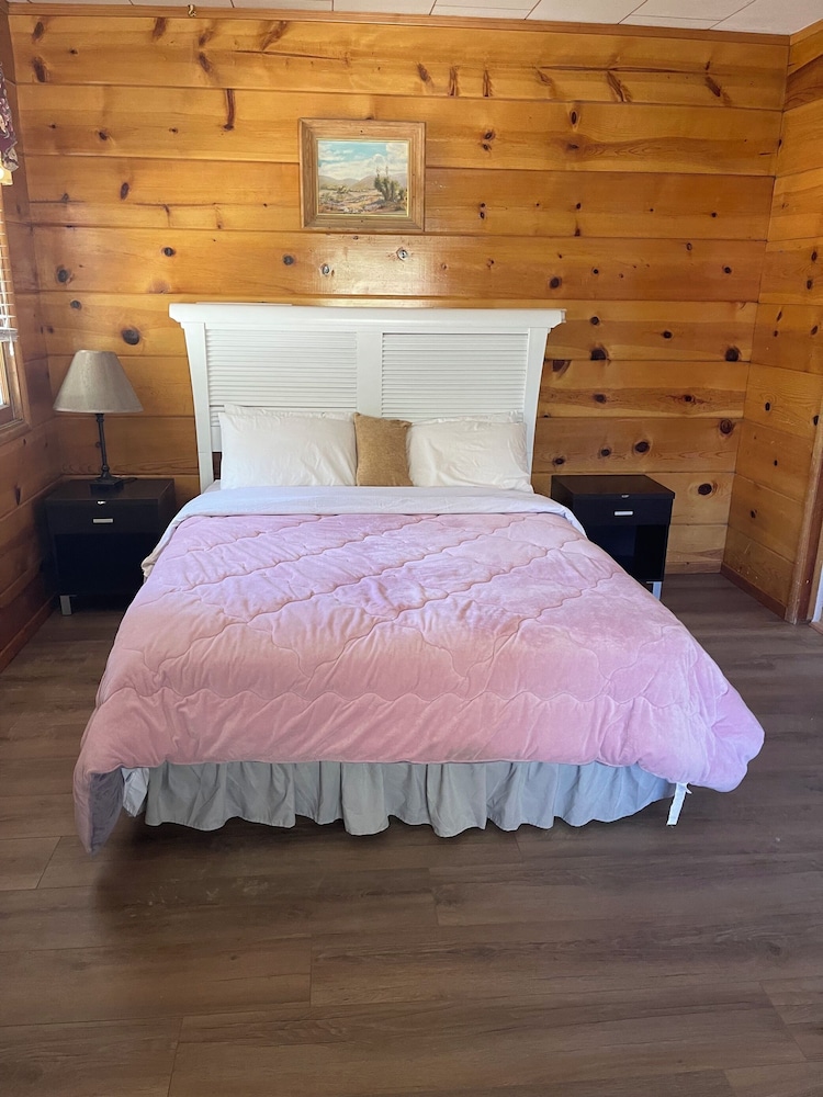 Cabin 2 - 1 Queen Bed with Full Kichen photo 1