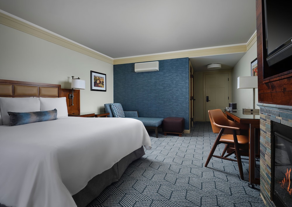 Room, 1 King Bed, Mobility Accessible, Fireplace - Photo 2