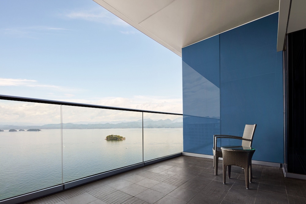 Premium Room, 1 King Bed, Lake View - Photo 2