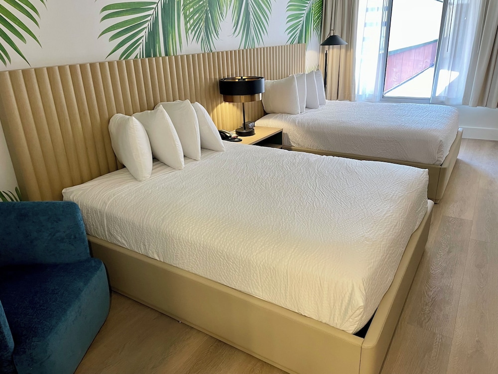 Deluxe Mini Suite Two Queen Beds - Photo 4