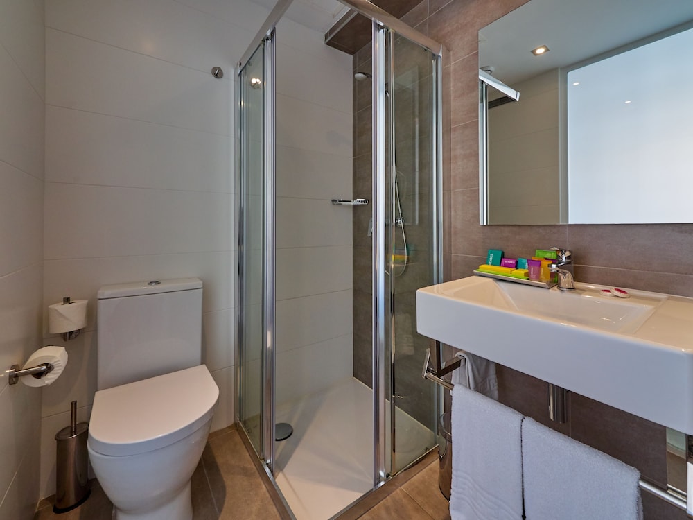 Standard Twin Room - Photo 10