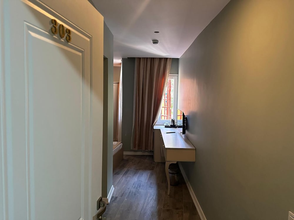 City Room photo 2