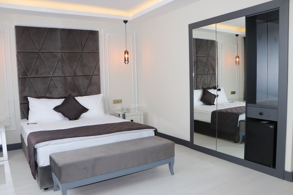 Standard Room, 1 Queen Bed with Sofa bed, Non Smoking, Mountain View