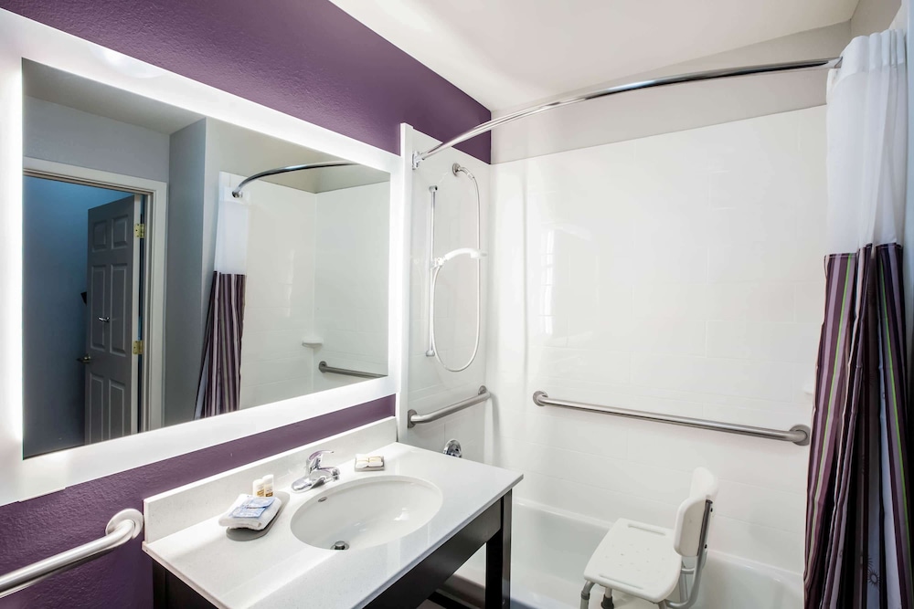 Room, 1 King Bed, Accessible, Non Smoking ( Mobility/hearing, Tub W/ Grab Bars) - Photo 4