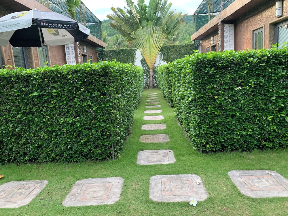 Bungalow with Garden View - Photo 2