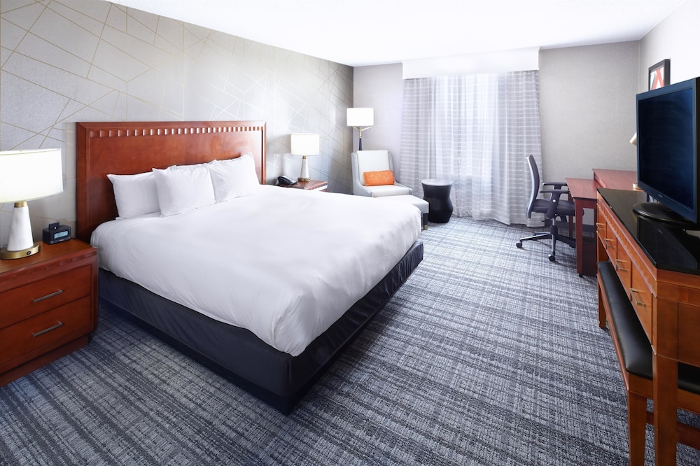 Room, 1 King Bed, Accessible (Mobility & Hearing, Roll-in Shower) photo 1