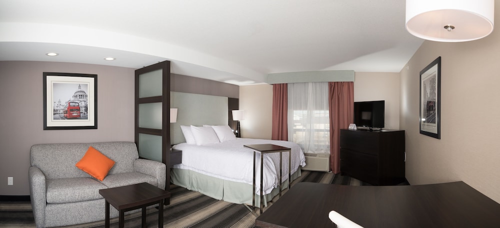 Deluxe Suite, 1 King Bed, Kitchen photo 1