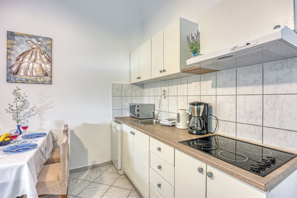 Family Apartment, Multiple Bedrooms, Mountainside (Sunset Sea View Blue Apartment) photo 2