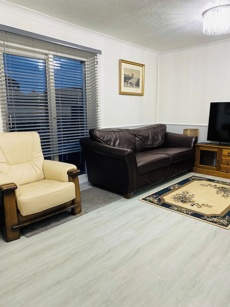 Relax in This Charming East Cowes House With Garden and BBQ, Zdjęcie 8
