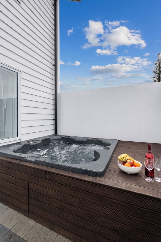 Premium Apartment, 2 Bedrooms, Accessible, Hot Tub thumbnail 5