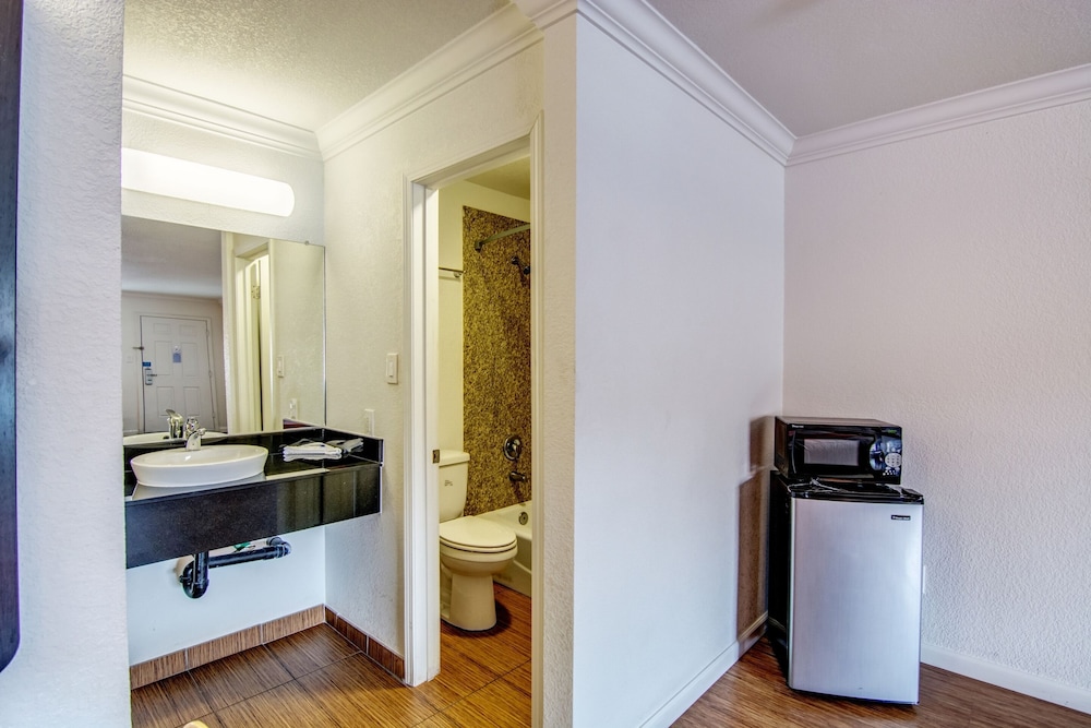 Standard Room, 2 Queen Beds, Non Smoking, Refrigerator & Microwave photo 3