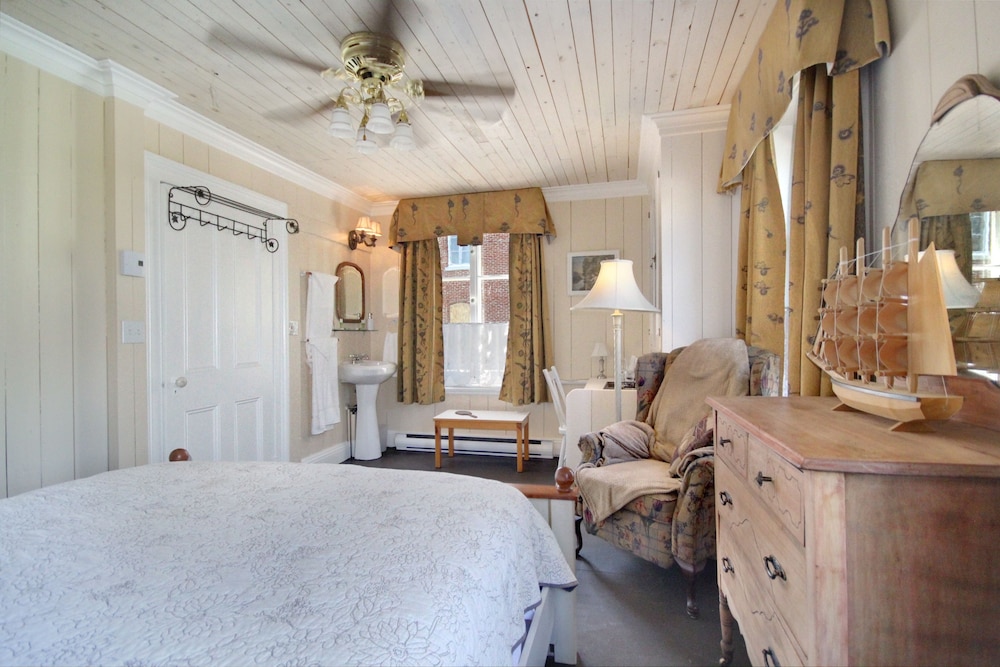 Room, 1 Queen Bed, Shared Bathroom, River View photo 2