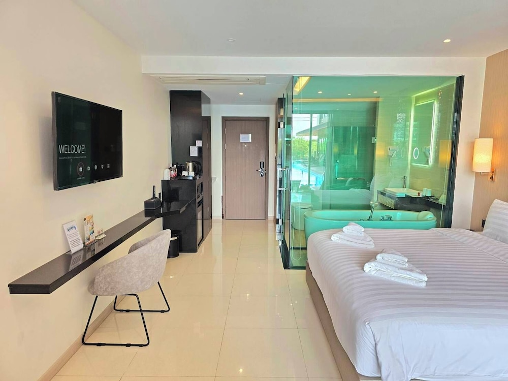 Deluxe Suite Jacuzzi with Pool Access - Photo 6