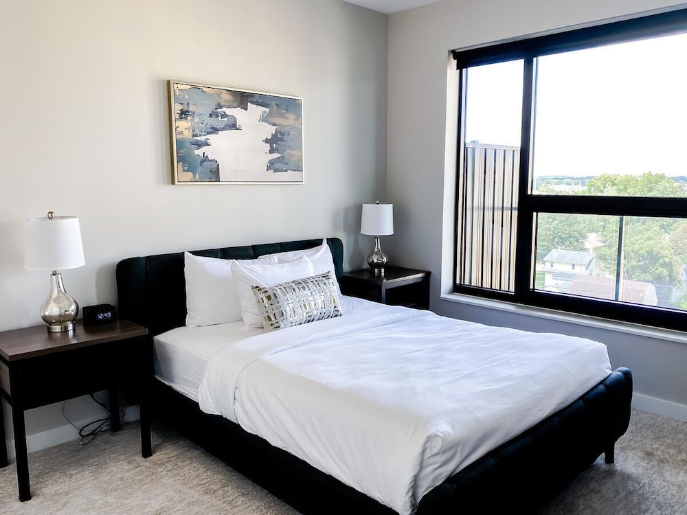 Apartment, 3 Bedrooms - Photo 2