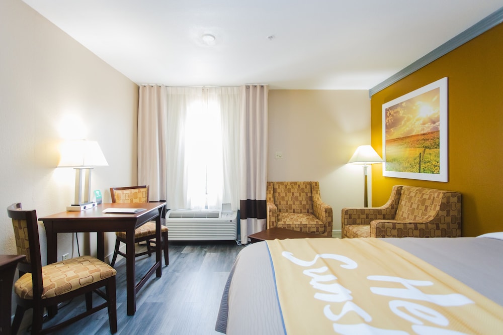 Room, 1 King Bed, Non Smoking - Photo 2
