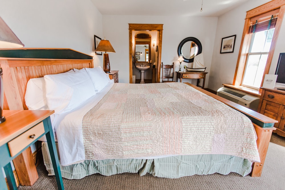 Premier Single Room, 1 King Bed, Private Bathroom, Harbor View