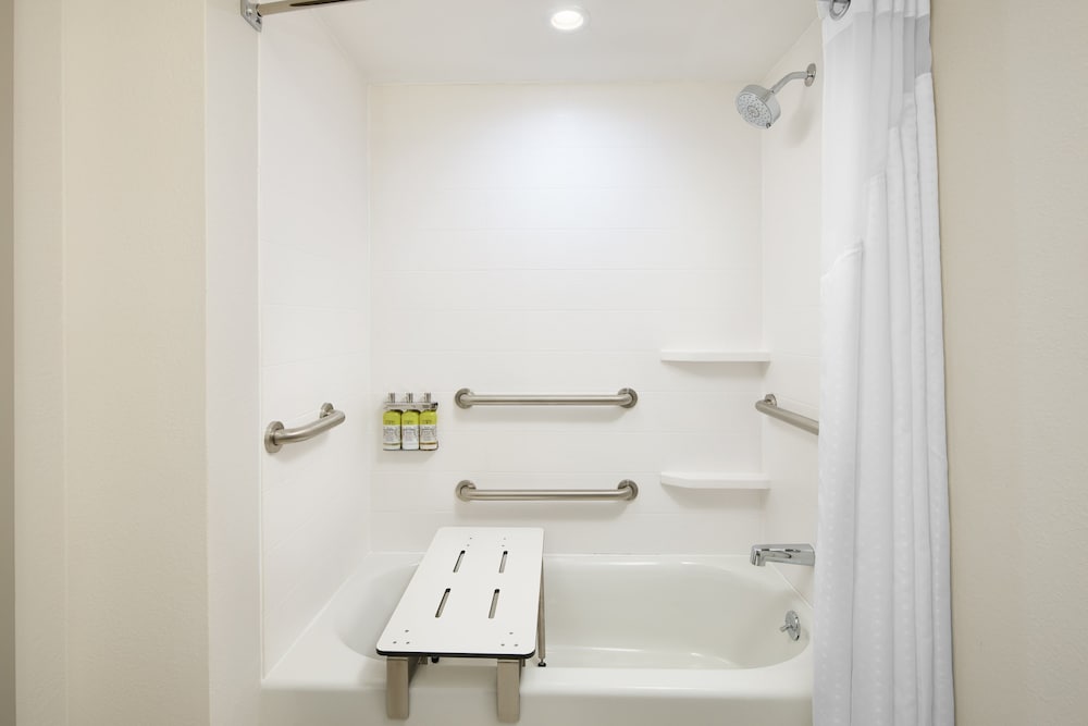Room, Multiple Beds, Accessible Bathtub, Non Smoking (Communications, Mobility) - Photo 8