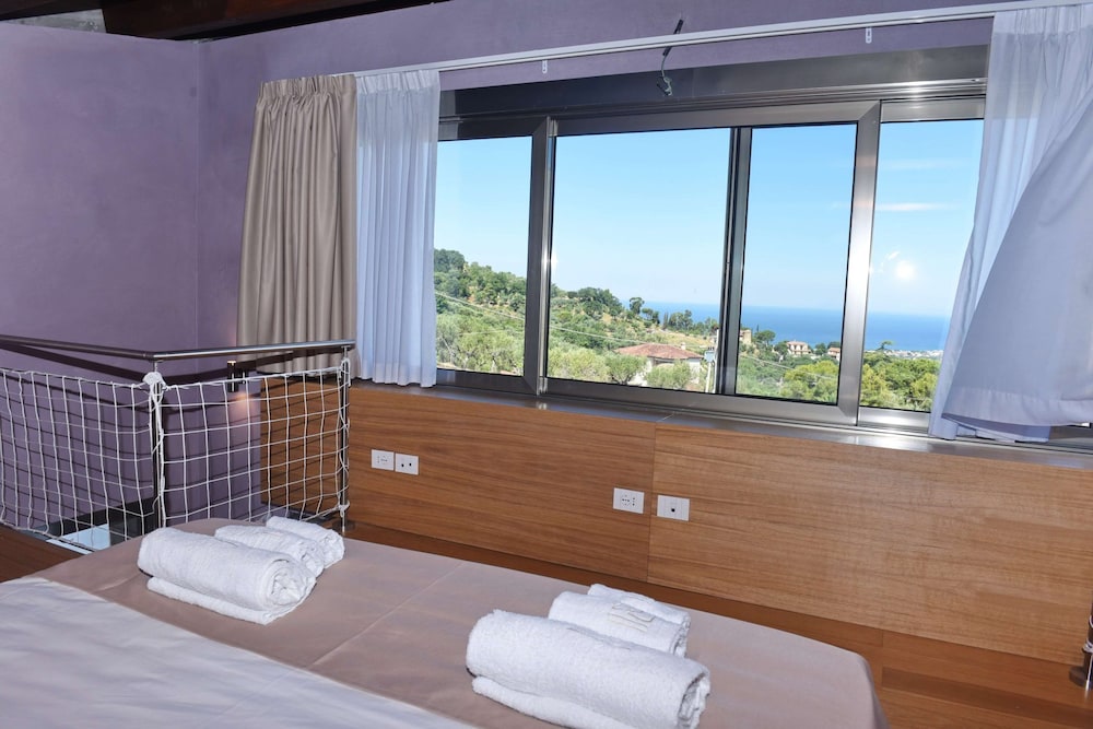 Deluxe Duplex, Pool Access, Sea View photo 3