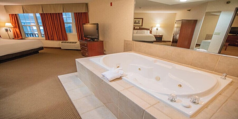 Premium Suite, 1 King Bed, Smoking, Jetted Tub photo 1