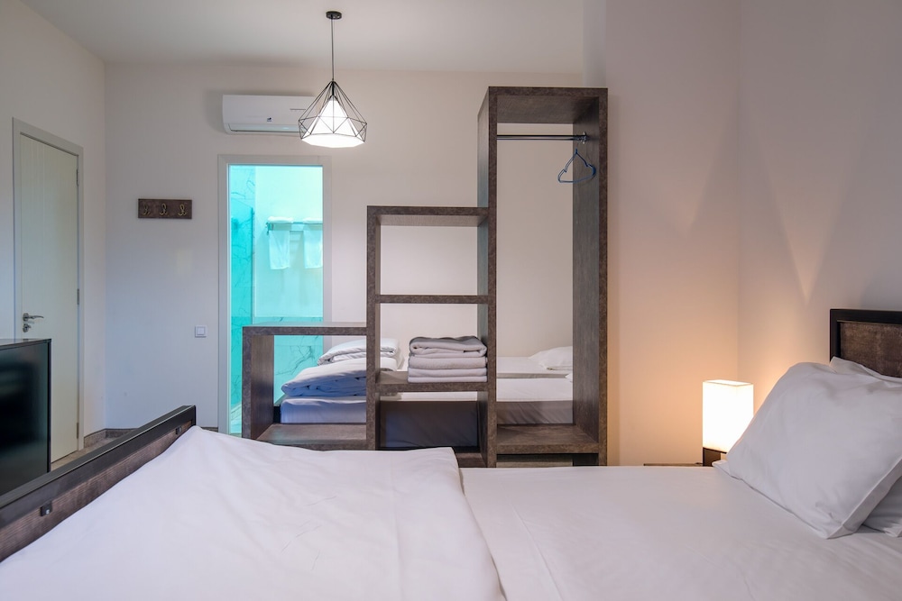 Family Quadruple Room, Multiple Beds, Private Bathroom photo 3